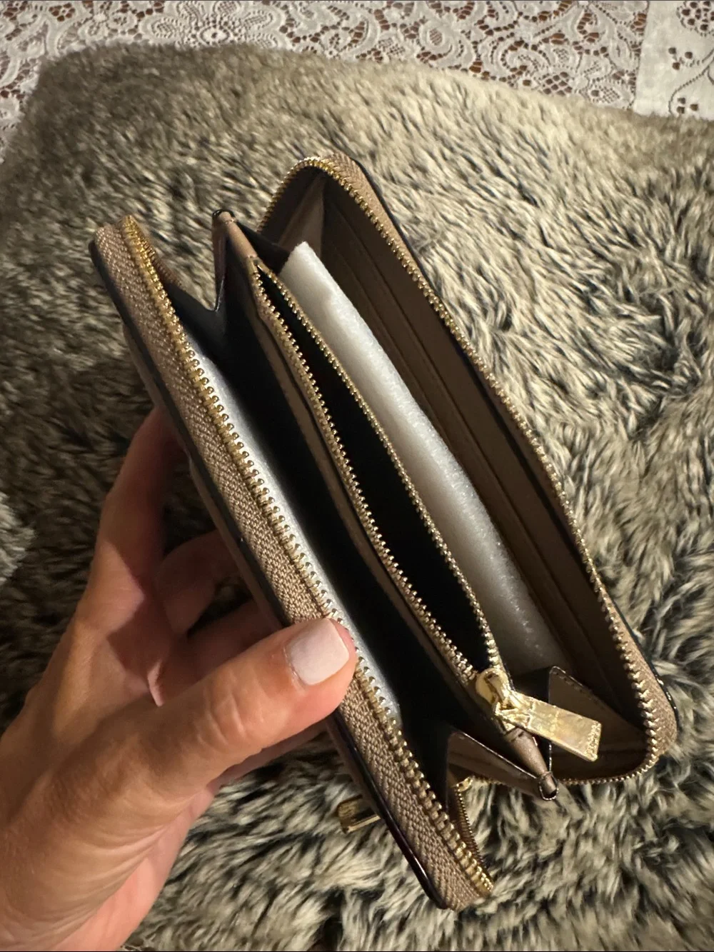 Levian zip around